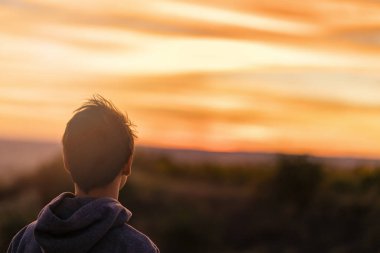 öğe, dikey, gün batımında Asya bir genç adam