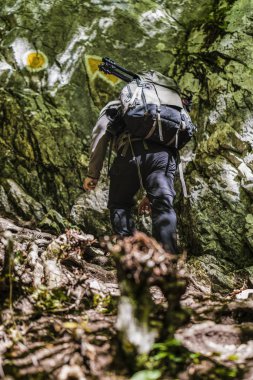 Uzun yürüyüşe çıkan kimse dağın ormanın içinde bir iz sırt ile