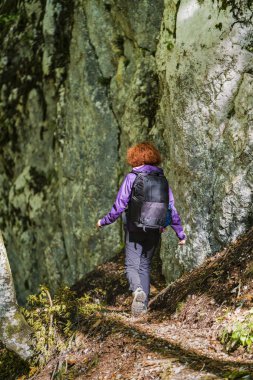 Ormanda bir iz sırt ile kadın uzun yürüyüşe çıkan kimse