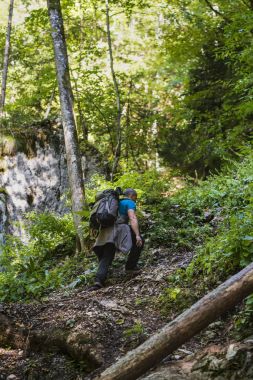 Uzun yürüyüşe çıkan kimse dağın ormanın içinde bir iz sırt ile