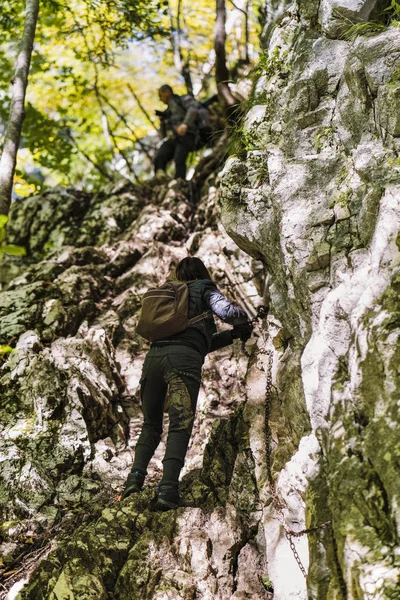 Женщина-туристка с рюкзаком на тропе в лесу — стоковое фото