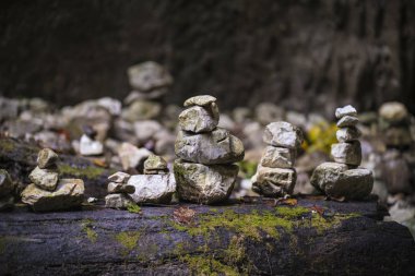 Zen kuleleri içinde belgili tanımlık nehir yatak tarafından düzenlenmiş taşlar