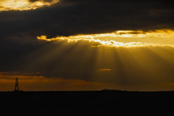 Dramatik gökyüzünde görülen günbatımında günbatımı — Stok fotoğraf