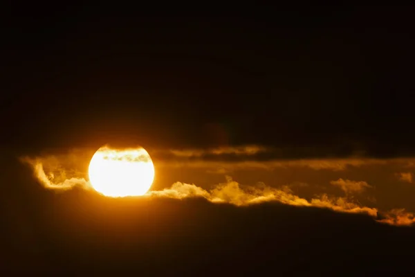 Soleil au coucher du soleil vu à travers le ciel dramatique — Photo