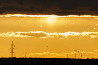 yüksek gerilim direkleri ile günbatımı manzara