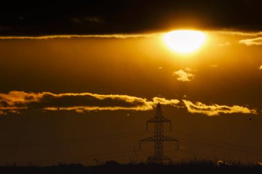 yüksek gerilim direkleri ile günbatımı manzara