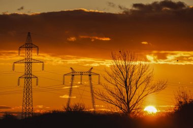 yüksek gerilim direkleri ile günbatımı manzara