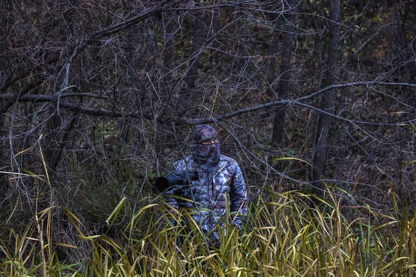 Professionell fotograf med kamouflage outfit i naturen — Stockfoto