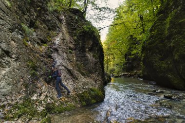 Nehri geçerken iz sırt bayanla uzun yürüyüşe çıkan kimse