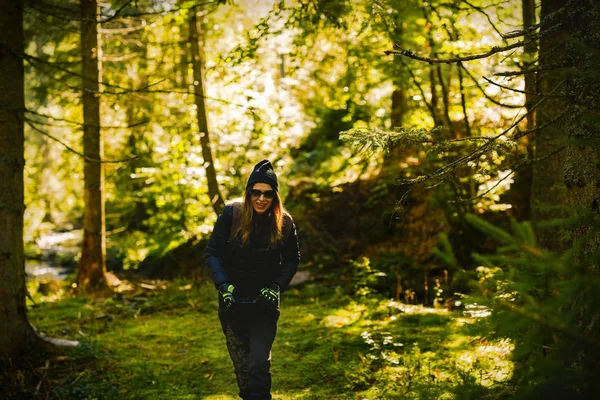 Donna turista esplora la natura nella zona di montagna — Foto Stock