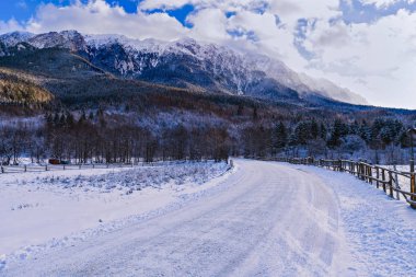 Kış dağ yolu ile güzel manzara