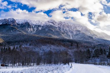 Kış dağ yolu ile güzel manzara