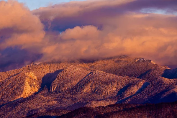 Hermoso paisaje de invierno con las montañas de Bucegi en Rumania — Foto de Stock