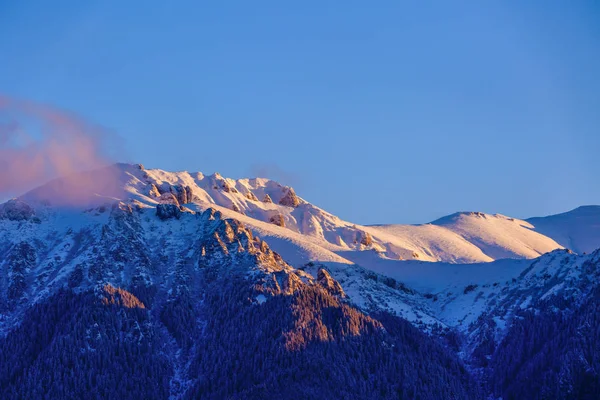 Wunderschöne Winterlandschaft mit den Bucegi-Bergen in Rumänien — Stockfoto