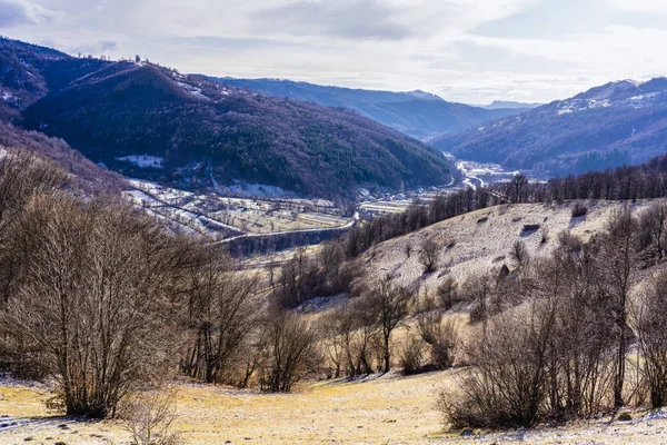 Bela paisagem de inverno com as montanhas Bucegi na Romênia — Fotografia de Stock