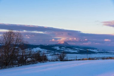 Kışın güzel dağ manzarası
