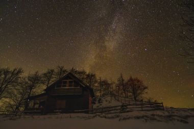 kış gece gökyüzü ile kırsal manzara