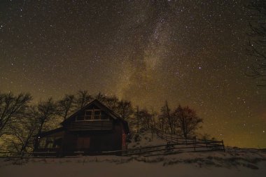 kış gece gökyüzü ile kırsal manzara