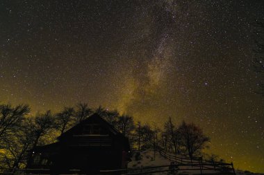 kış gece gökyüzü ile kırsal manzara