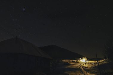 kış gece gökyüzü ile kırsal manzara