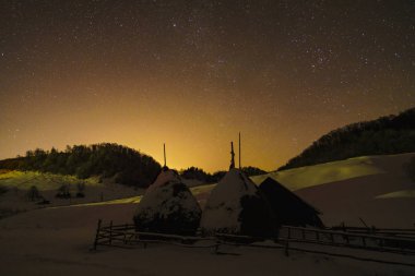 kış gece gökyüzü ile kırsal manzara