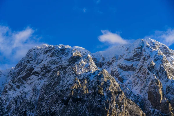 Bela paisagem de inverno com Carpati Piatra Craiului montanha — Fotografia de Stock