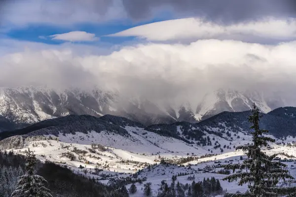 Beautiful winter landscape with Carpati Piatra Craiului mountain — ストック写真