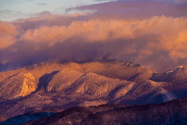 Hermoso paisaje de invierno con las montañas de Bucegi en Rumania — Foto de Stock