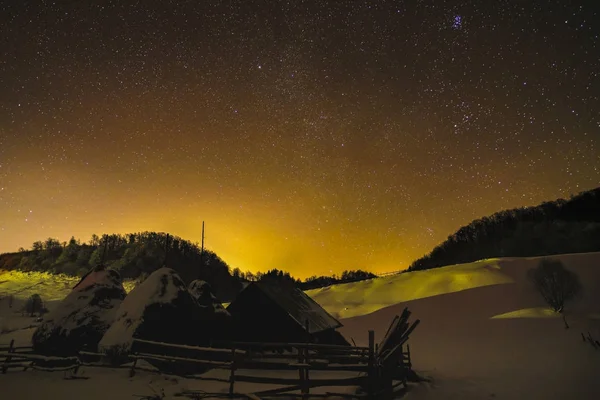 kış gece gökyüzü ile kırsal manzara