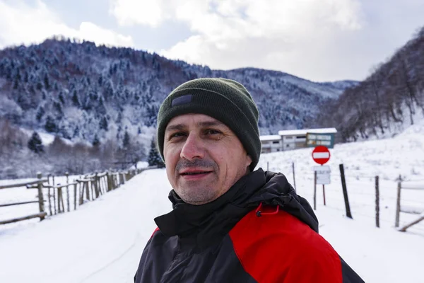 Dağlarda kış peyzaj bir adam portresi — Stok fotoğraf