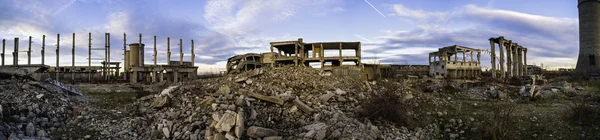 Ruínas de edifícios industriais, indústria abandonada no Leste — Fotografia de Stock