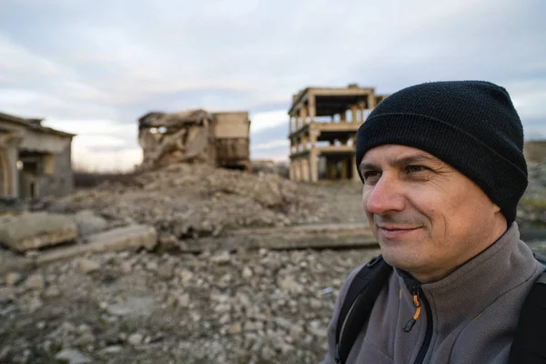 Yıkılmış binaların yakınında profesyonel fotoğrafçı — Stok fotoğraf