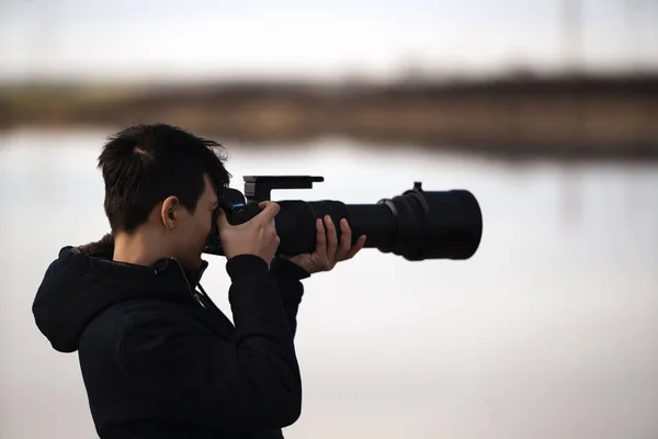 Portré, fiatal vadon élő fotográfus, a természetben — Stock Fotó