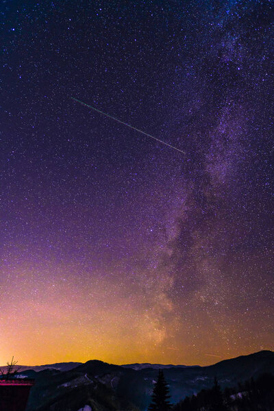 Пейзаж ночное небо со звездами в горах
