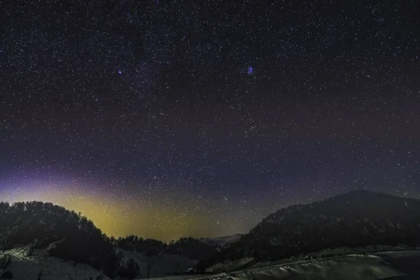 Yıldız Dağları ile gece gökyüzü manzara — Stok fotoğraf