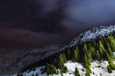 Yıldız Dağları ile gökyüzü gece sırasında belgili tanımlık kış