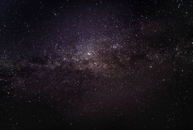 Kainatta yıldızlar ve uzay tozuyla Samanyolu Galaksisi