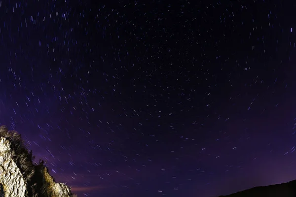 Sternenspuren am Himmel über dem Berg — Stockfoto