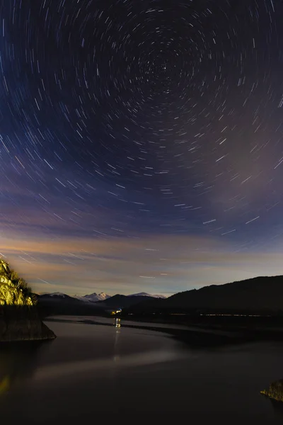 Sternenpfad über den Vidraru-See in Rumänien — Stockfoto