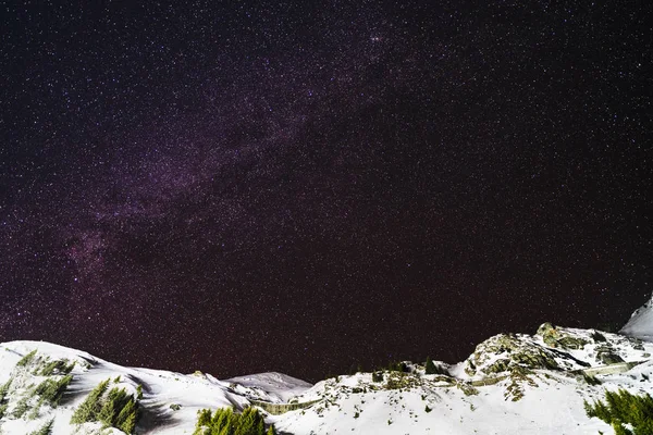 Yıldız Dağları ile gökyüzü gece sırasında belgili tanımlık kış — Stok fotoğraf