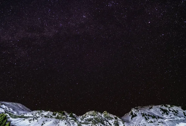 Yıldız Dağları ile gökyüzü gece sırasında belgili tanımlık kış — Stok fotoğraf
