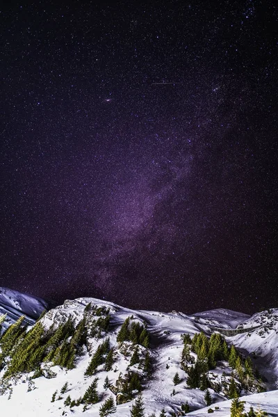 Yıldız Dağları ile gökyüzü gece sırasında belgili tanımlık kış — Stok fotoğraf