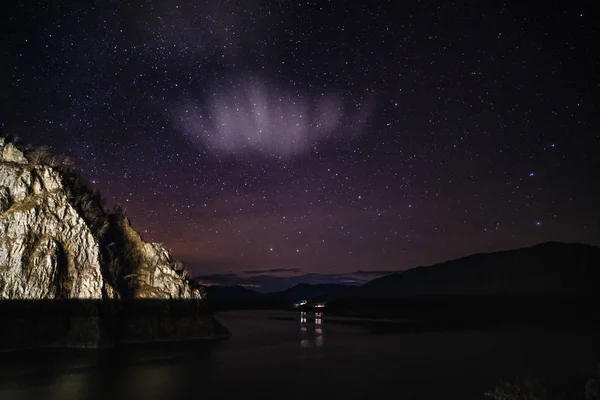 Krajobraz niebo noc nad jeziorem — Zdjęcie stockowe