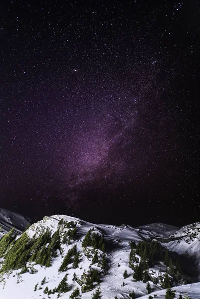 Yıldız Dağları ile gökyüzü gece sırasında belgili tanımlık kış — Stok fotoğraf