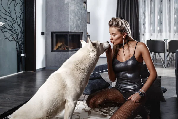 Красива жінка і її собака-компаньйон у квартирі — стокове фото