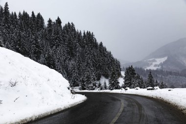 kar ile kışın dağ yolu