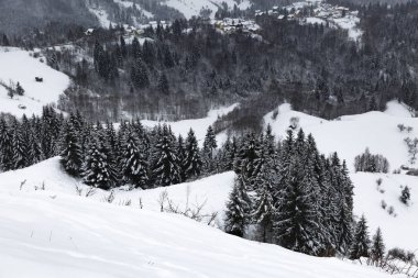 Dağlarda kar sırasında güzel kış peyzaj