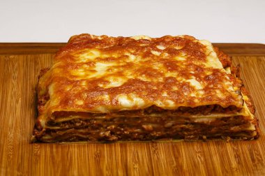 Lazanya bir evde yemeye hazır hale