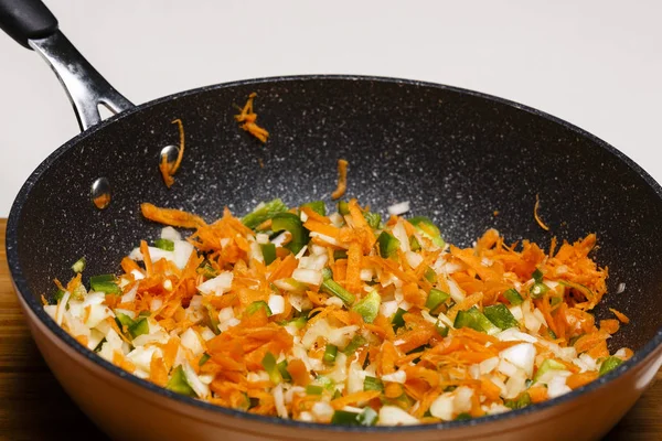 Wok con verduras picadas listas para cocinar —  Fotos de Stock