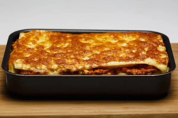 La bandeja de lasaña preparada en la casa —  Fotos de Stock